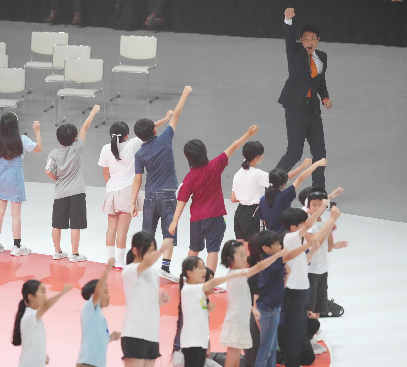 パリ五輪日本選手団「TEAM JAPAN」の壮行会のオープニングに臨む応援リーダーの松岡修造さん（後方）（撮影・江口和貴）