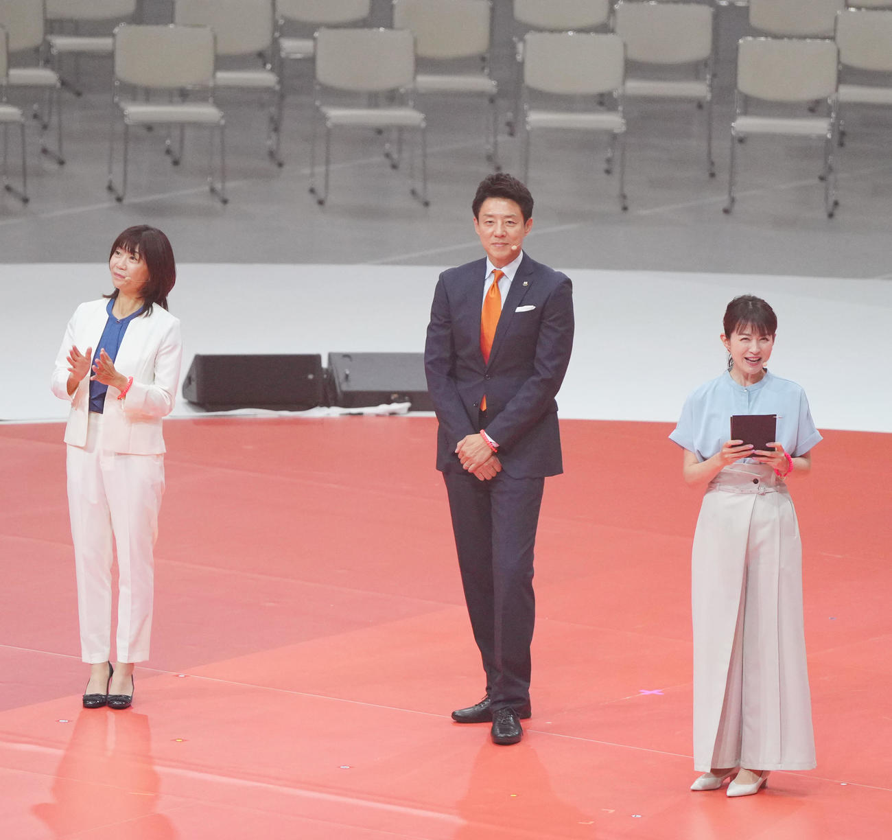 パリ五輪日本選手団「TEAM JAPAN」の壮行会のオープニングに臨む、左から副応援リーダーの高橋尚子さん、応援リーダーの松岡修造さん、司会の平井理央アナウンサー（撮影・江口和貴）