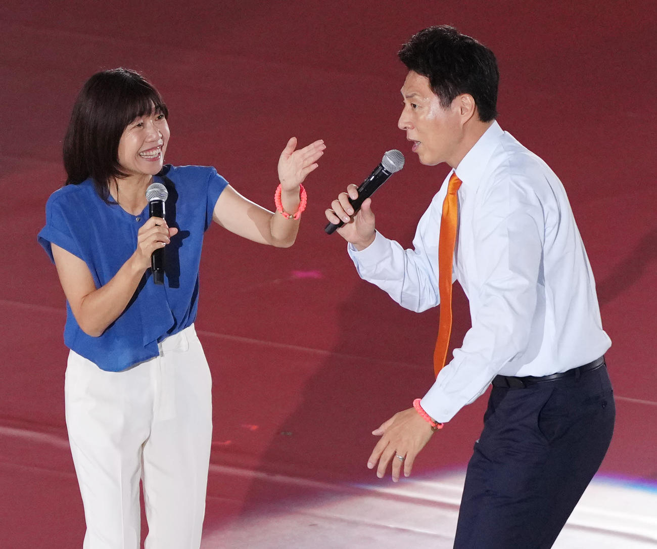 パリ五輪日本選手団「TEAM JAPAN」の壮行会前、登場した応援リーダーの松岡修造さん（右）と副応援リーダーの高橋尚子さん（撮影・江口和貴）