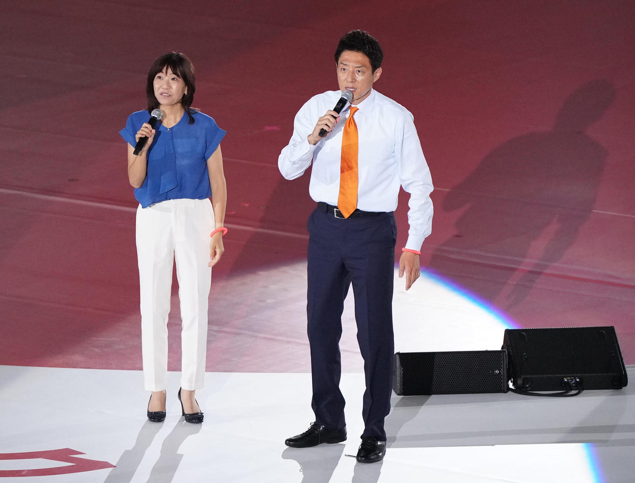 パリ五輪日本選手団「TEAM JAPAN」の壮行会前、登場した応援リーダーの松岡修造さん（右）と副応援リーダーの高橋尚子さん（撮影・江口和貴）