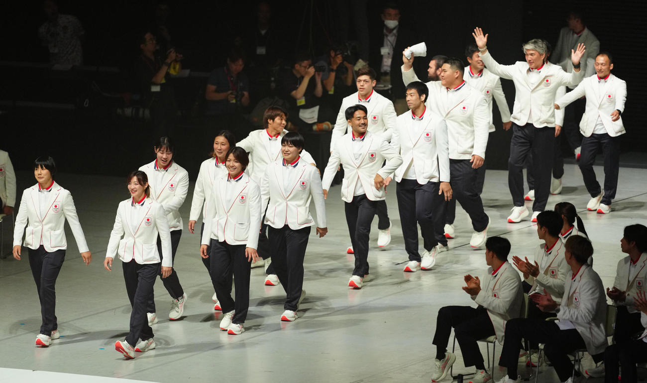 パリ五輪日本選手団「TEAM JAPAN」の壮行会で入場する柔道の選手たち（撮影・江口和貴）