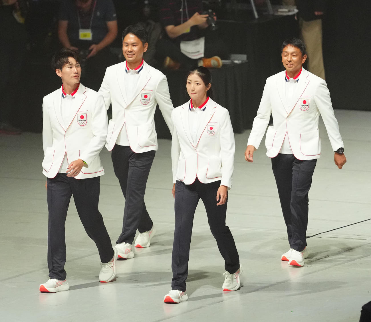 パリ五輪日本選手団「TEAM JAPAN」の壮行会で入場する近代五種の選手たち（撮影・江口和貴）