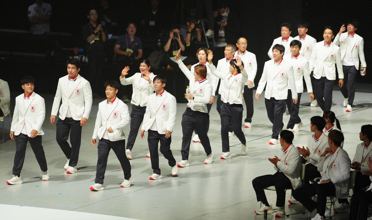 パリ五輪日本選手団「TEAM JAPAN」の壮行会で入場するレスリングの選手たち（撮影・江口和貴）