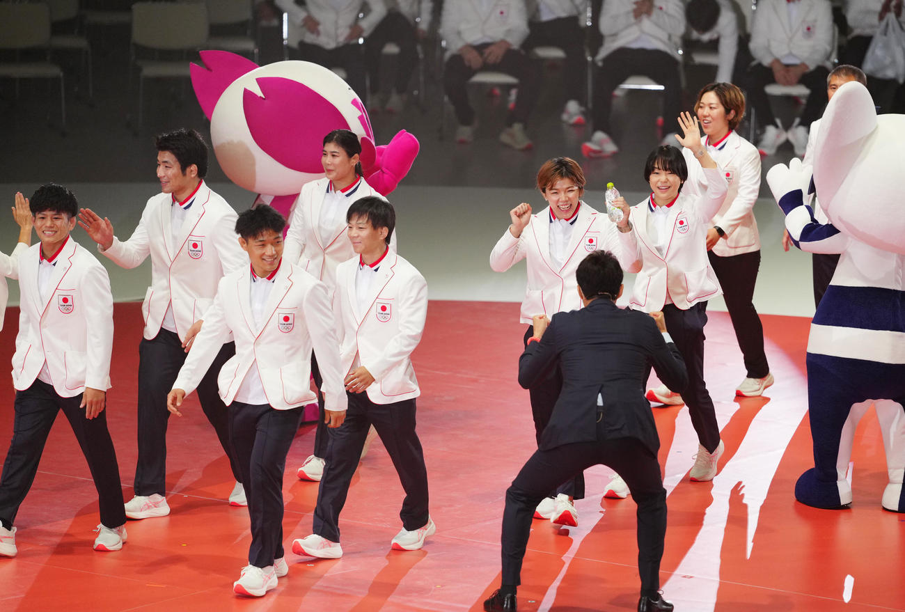 パリ五輪日本選手団「TEAM JAPAN」の壮行会で入場するレスリングの選手たち（撮影・江口和貴）