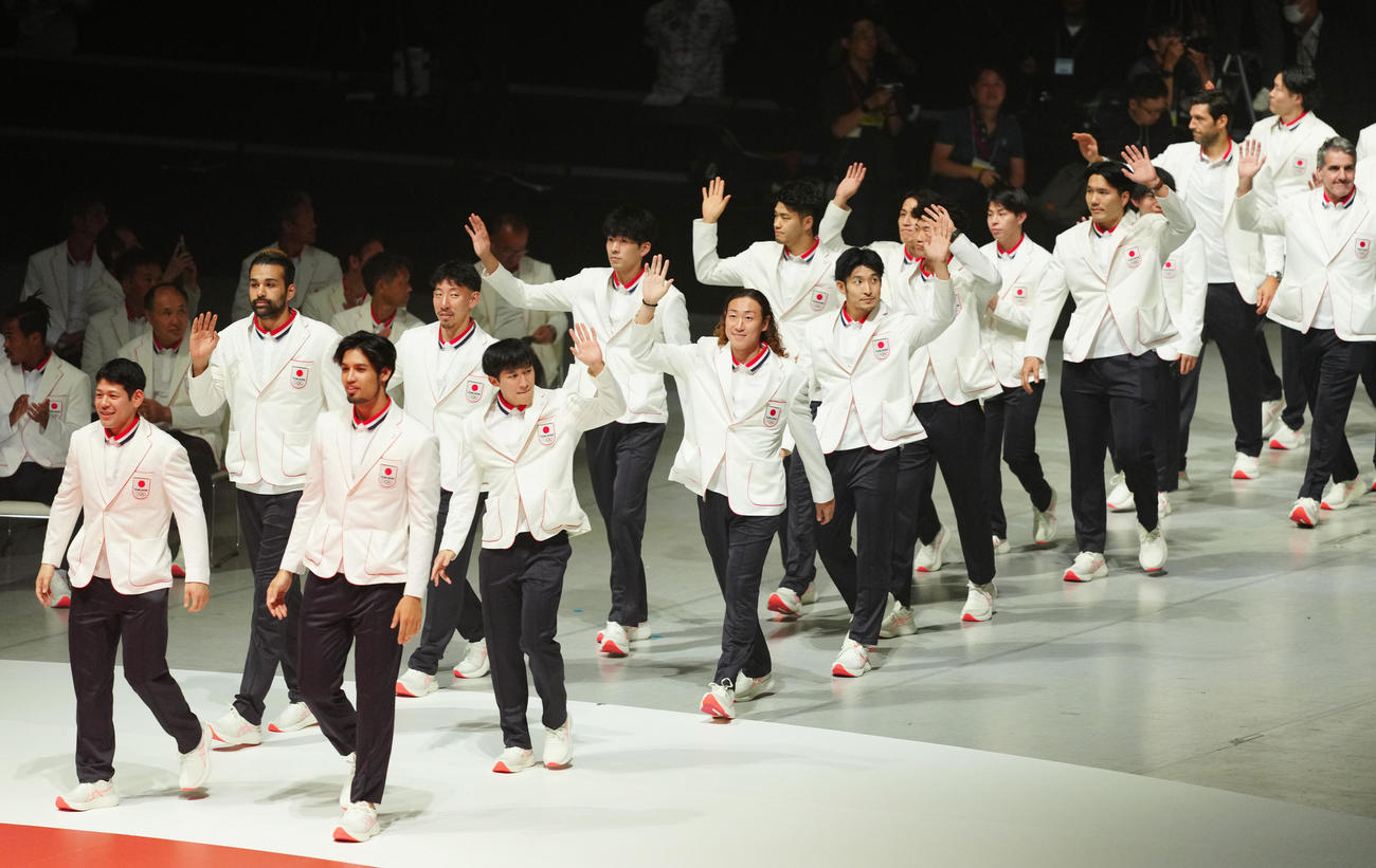 パリ五輪日本選手団「TEAM JAPAN」の壮行会で入場するハンドボール男子日本代表の選手たち（撮影・江口和貴）