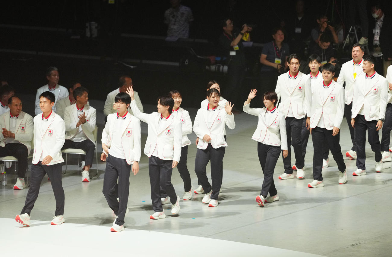 パリ五輪日本選手団「TEAM JAPAN」の壮行会で入場するフェンシングの選手たち（撮影・江口和貴）