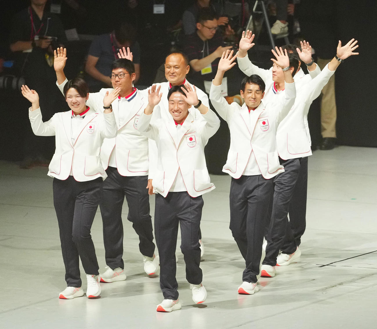 パリ五輪日本選手団「TEAM JAPAN」の壮行会で入場するアーチェリーの選手たち（撮影・江口和貴）