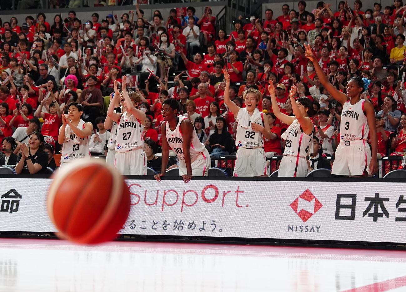 国際強化試合　日本対ニュージーランド　第2Q、得点で盛り上がるバスケットボール女子日本代表の選手たち（撮影・江口和貴）