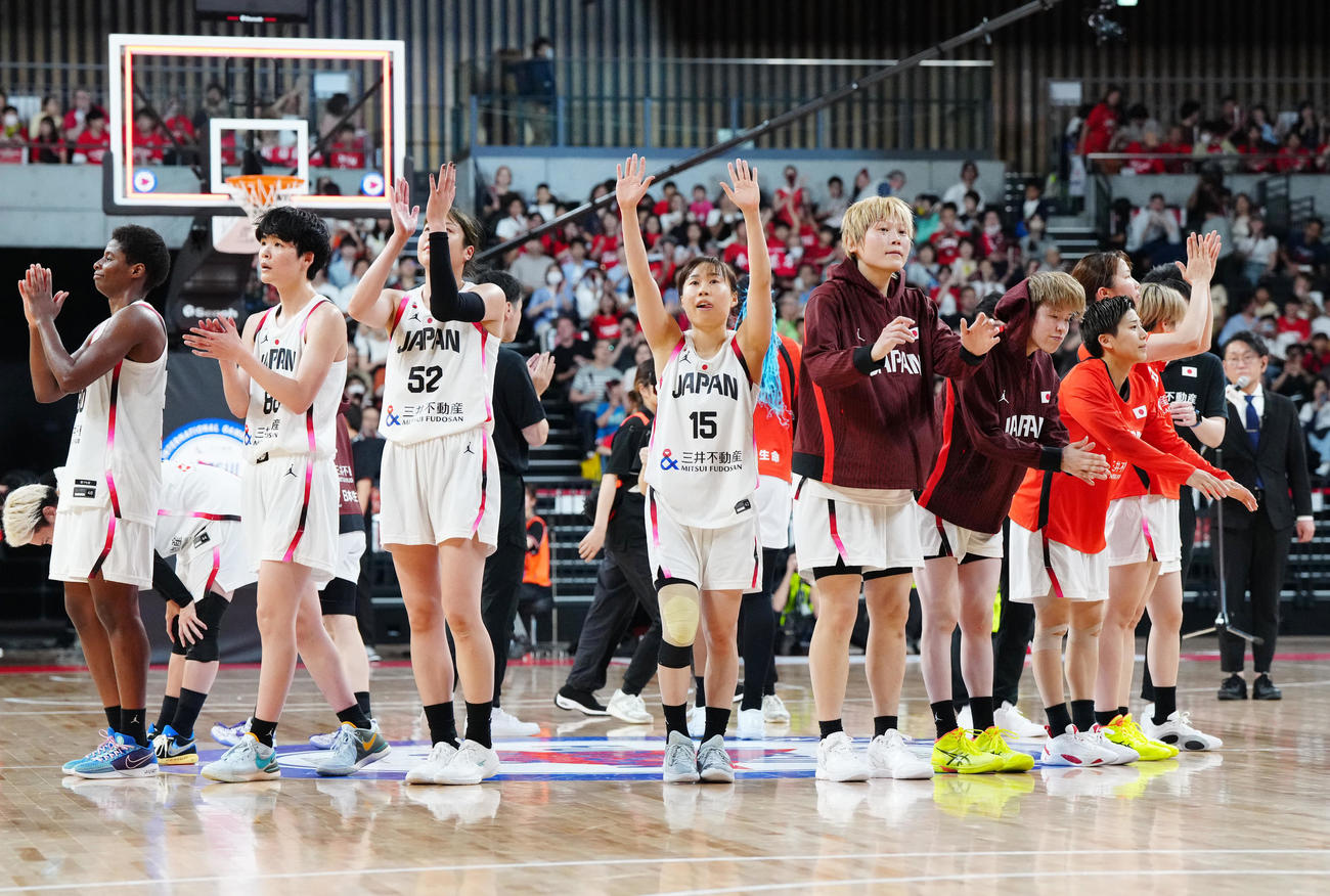日本対ニュージーランド　試合後、あいさつするバスケットボール女子日本代表の選手たち（撮影・江口和貴）