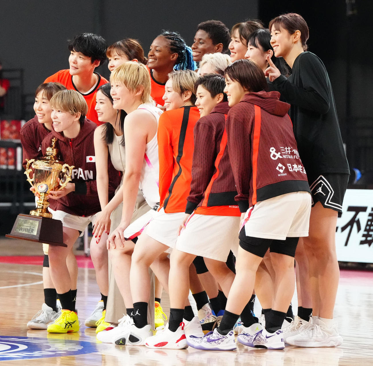日本対ニュージーランド　試合後、バスケットボール女子日本代表の選手たちと写真に納まる広瀬すず（前列左から3人目）（撮影・江口和貴）