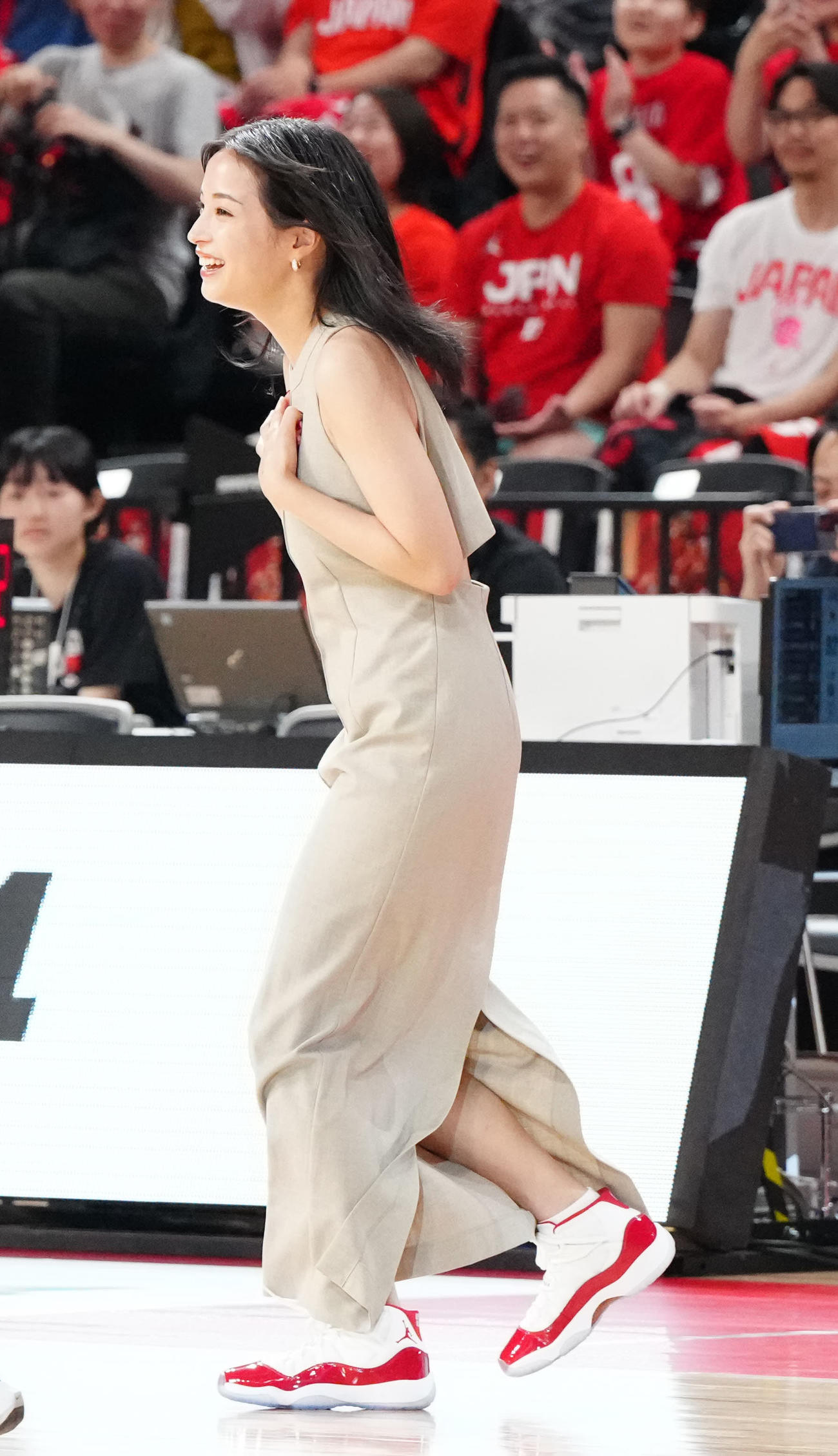 日本対ニュージーランド　試合後、バスケットボール女子日本代表の集合写真に呼ばれる広瀬すず（撮影・江口和貴）