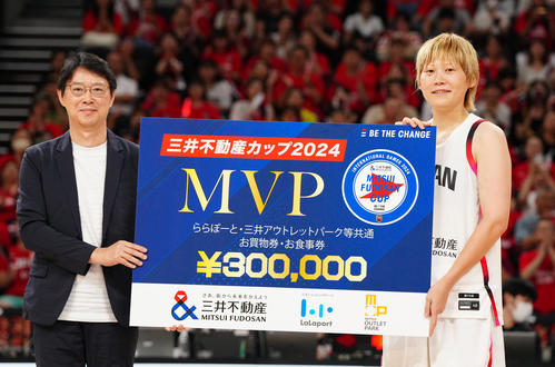 日本対ニュージーランド　試合後、MVPに輝いた高田（右）。左は三井不動産の植田社長（撮影・江口和貴）