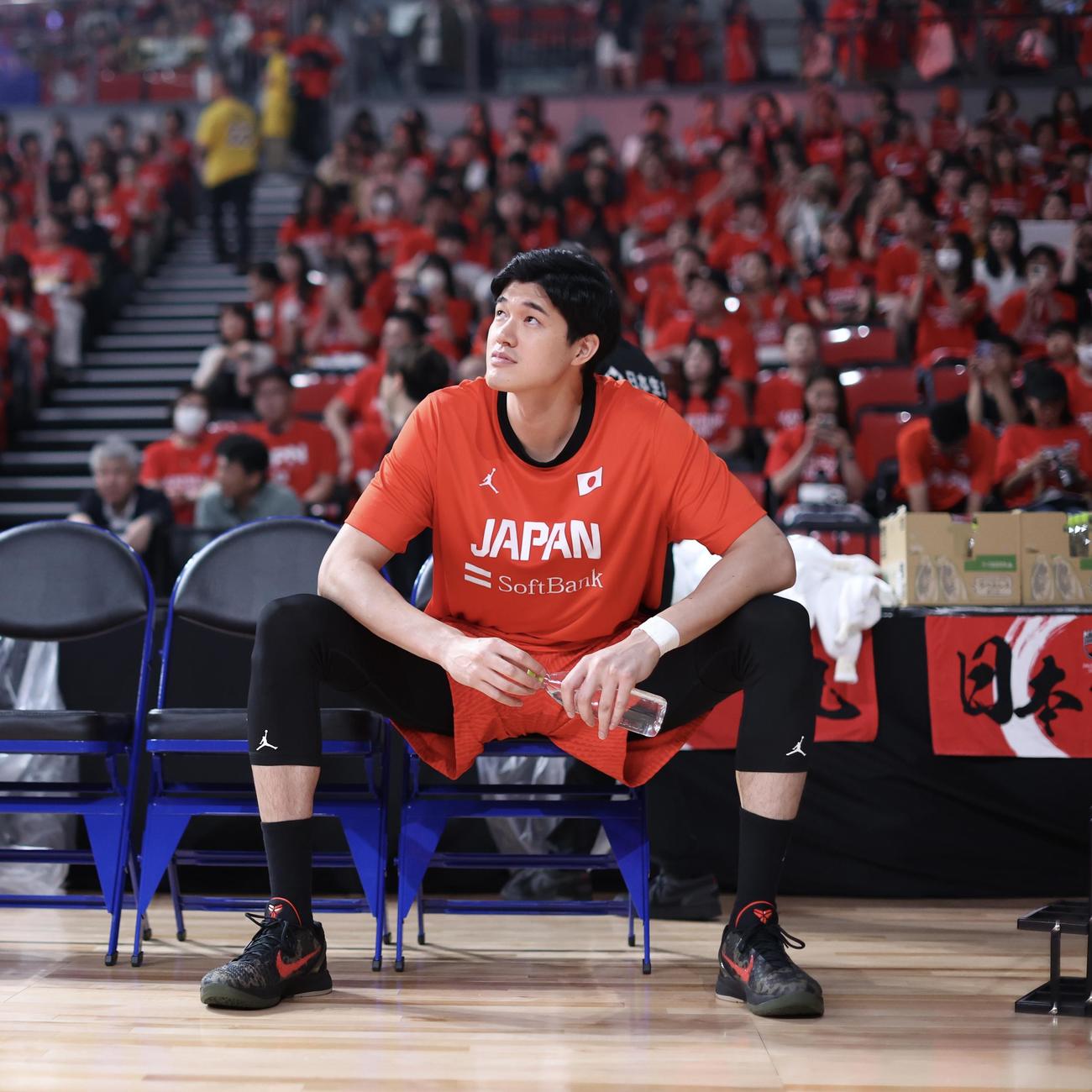 日本対韓国　開始前、練習を見つめる渡辺（撮影・河田真司）