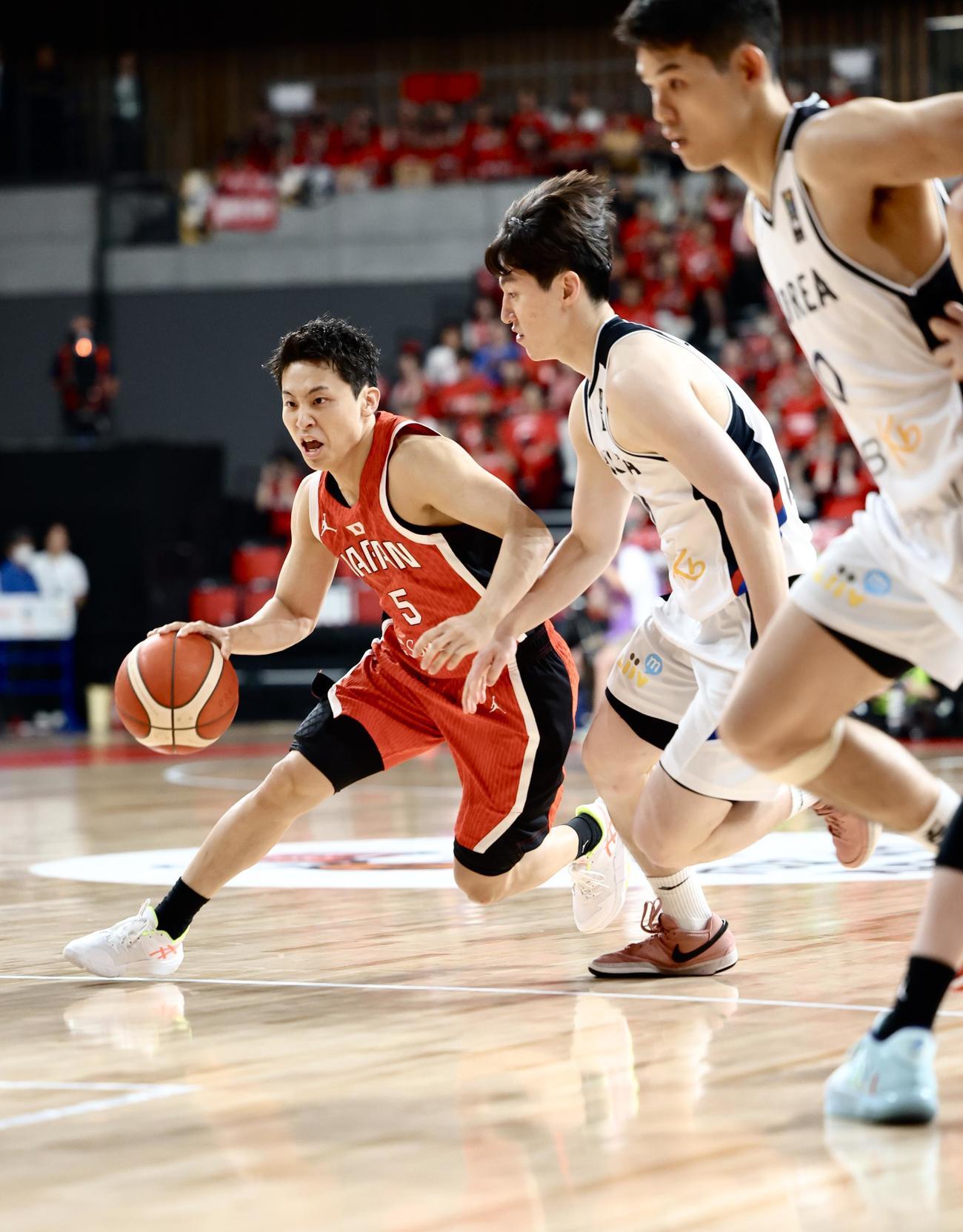 国際強化試合　日本対韓国　第1Q、ドリブルで攻め込む河村（撮影・河田真司）