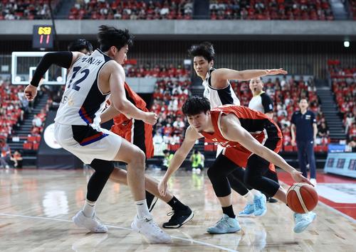 国際強化試合　日本対韓国　第1Q、攻め込む比江島（撮影・河田真司）