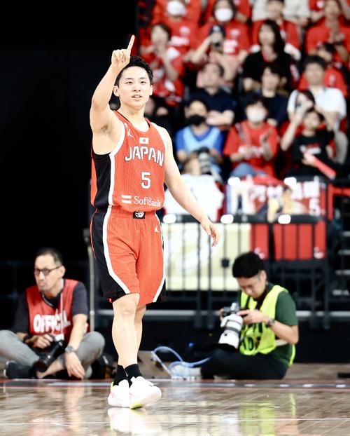 国際強化試合　日本対韓国　第2Q、サインを送る河村（撮影・河田真司）