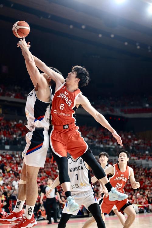 国際強化試合　日本対韓国　第2Q、リング下で競り合う比江島（撮影・河田真司）