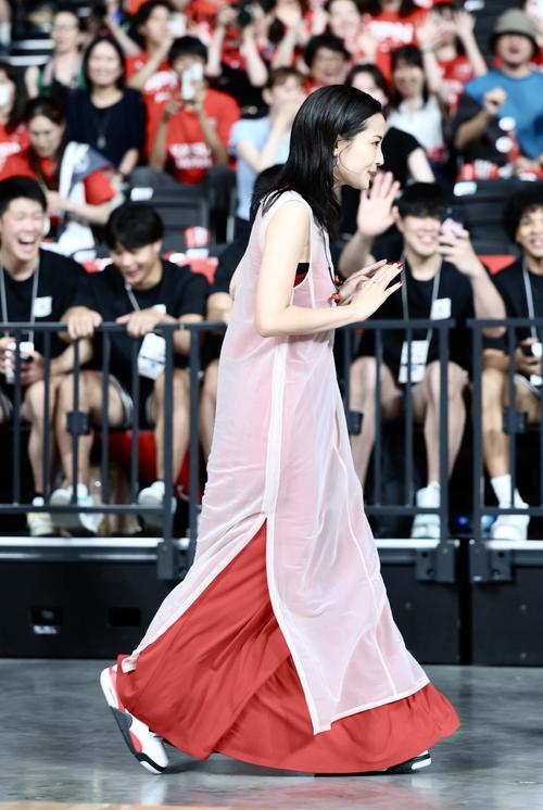 国際強化試合　日本対韓国　試合が終わり引き揚げる広瀬すず（撮影・河田真司）