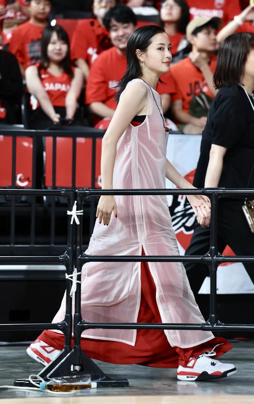 国際強化試合　日本対韓国　試合が終わり引き揚げる広瀬すず（撮影・河田真司）