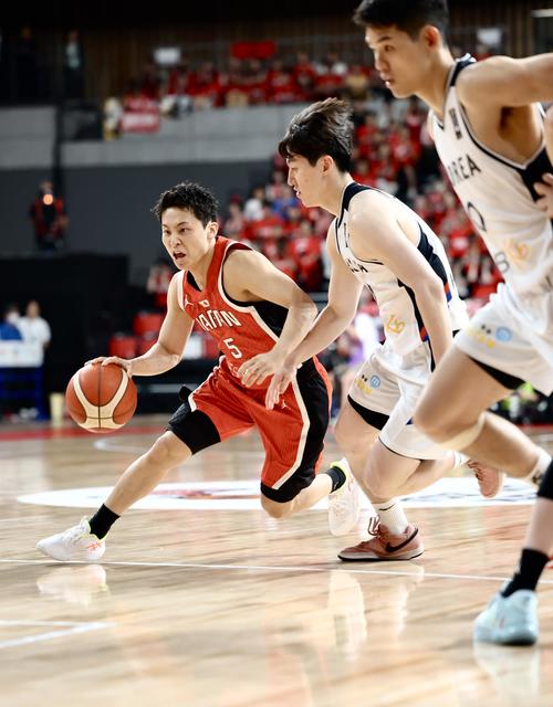 国際強化試合　日本対韓国　第1Q、ドリブルで攻め込む河村（撮影・河田真司）
