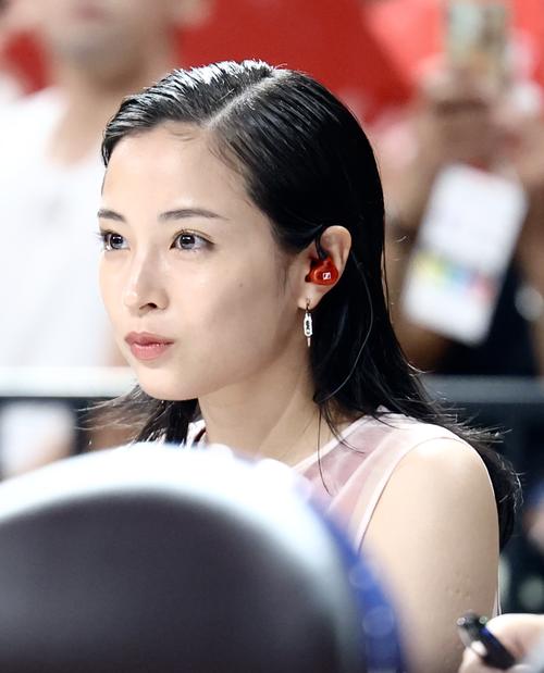 国際強化試合　日本対韓国　開始前、席に座る広瀬すず（撮影・河田真司）
