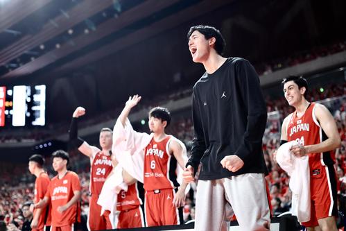 国際強化試合　日本対韓国　第1Q、声援を送る渡辺（撮影・河田真司）