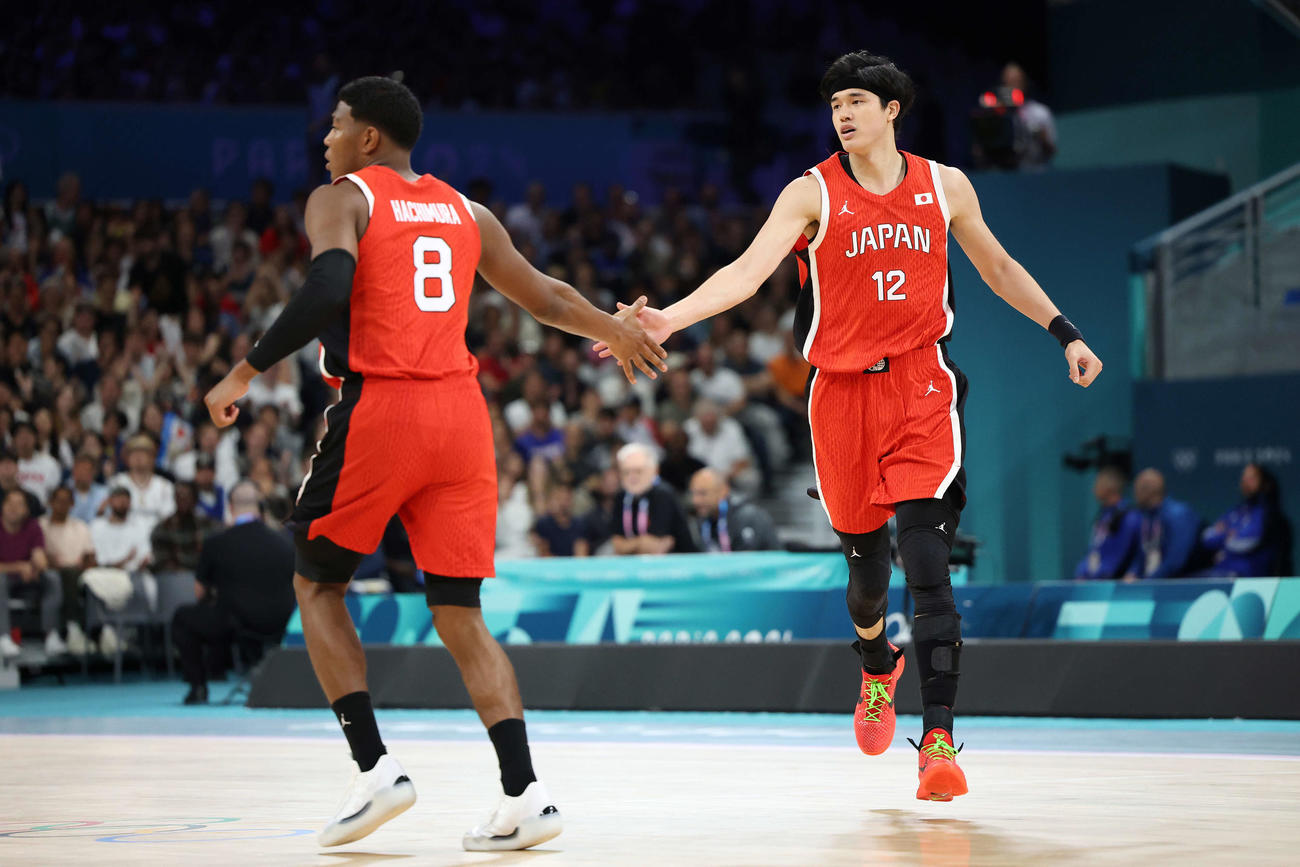日本対ドイツ　第3Q、シュートを決め、八村（左）とタッチを交わす渡辺雄（撮影・河田真司）