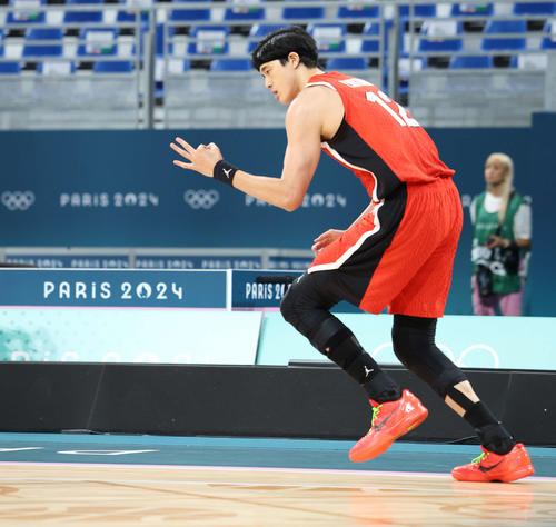 日本対ドイツ　第1Q　得点しポーズを決める渡辺雄（撮影・河田真司）