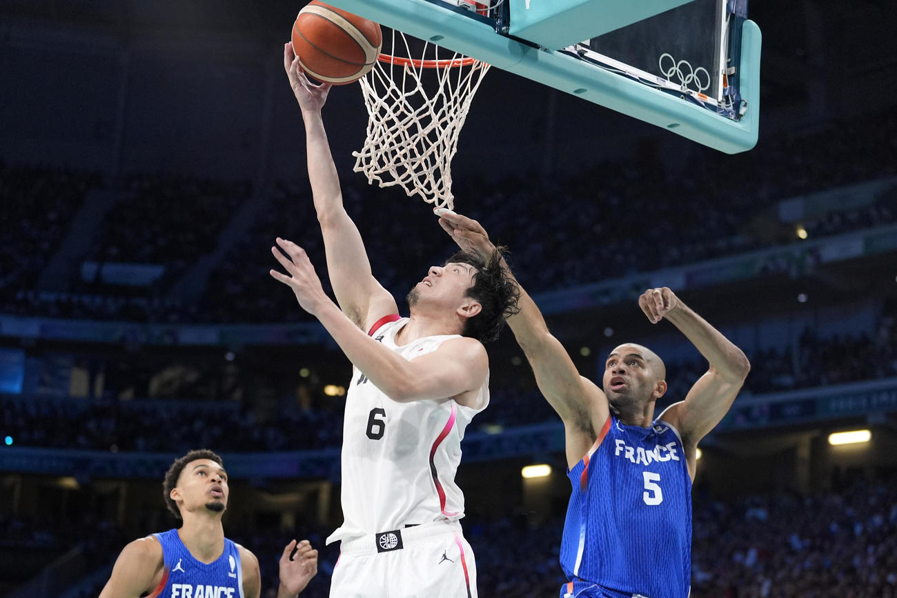 日本対フランス　ジャンプシュートを放つ比江島（AP）