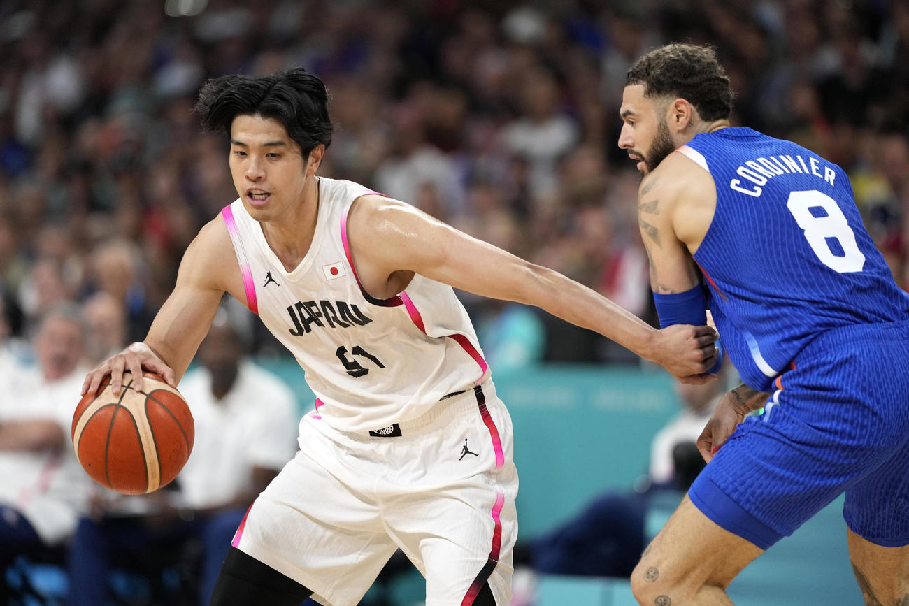 日本対フランス　ボールをキープする吉井（AP）