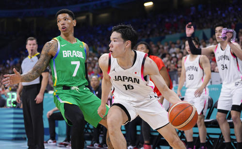 日本―ブラジル 第2クオーター、攻め込む馬場=リール(共同)