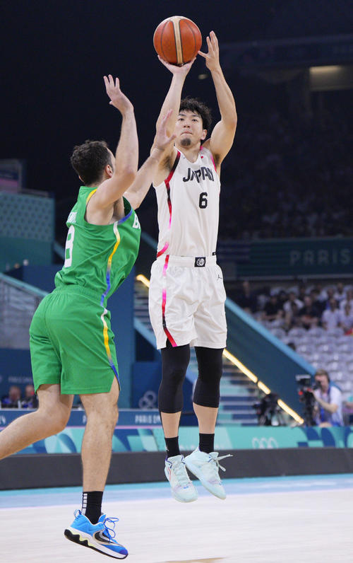 日本―ブラジル 第2クオーター、シュートを放つ比江島=リール(共同)