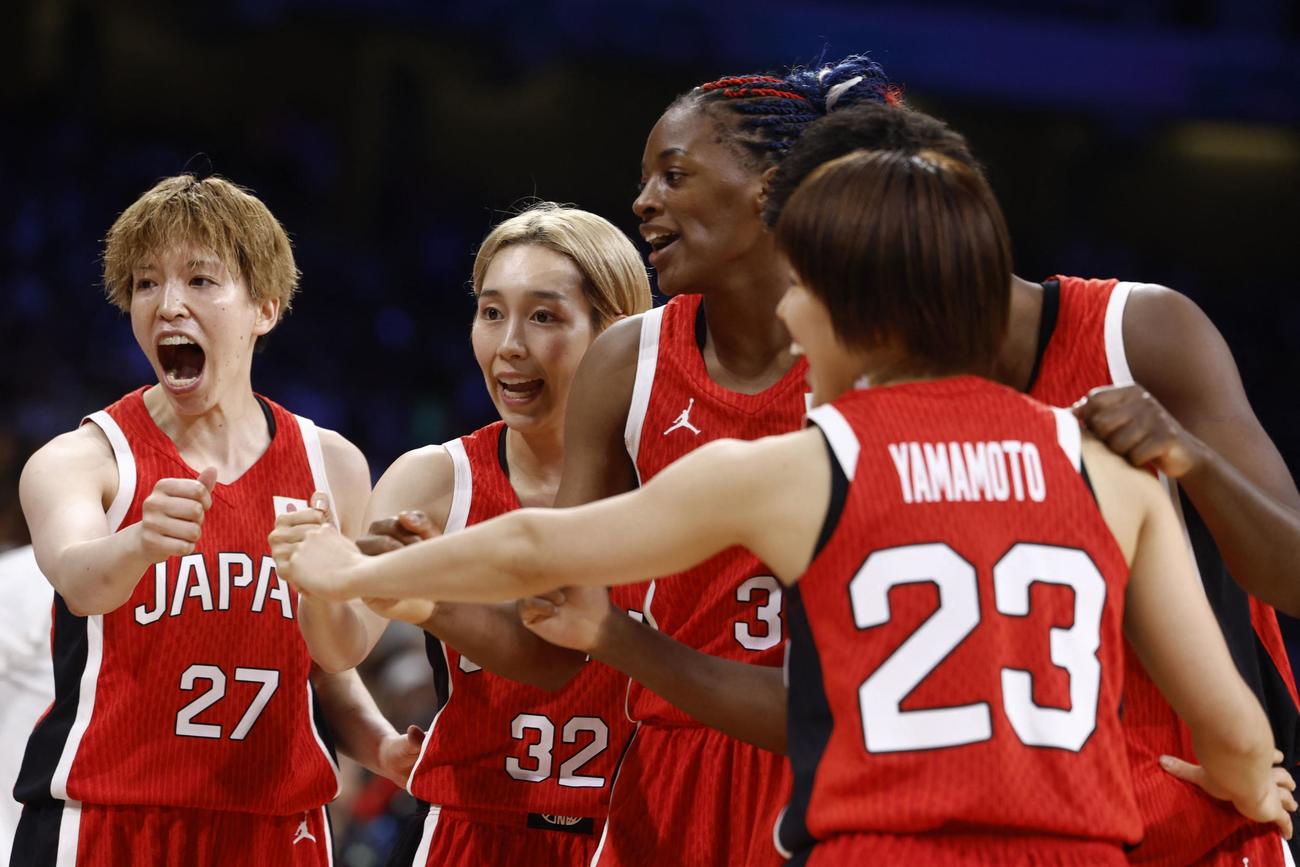 バスケットボール　日本－米国　試合前に気合を入れる女子日本代表（ロイター）