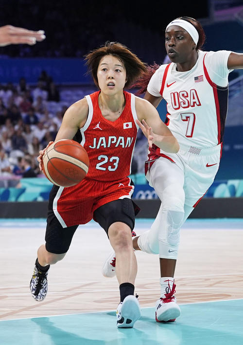 バスケットボール　日本－米国国　第2クオーター、攻め込む山本麻衣（左）（共同）