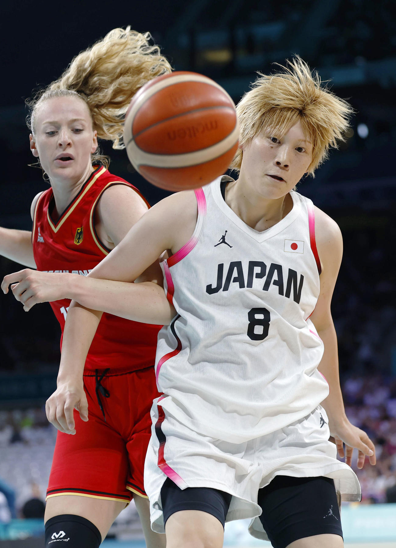 日本―ドイツ　第2クオーター、競り合う高田＝リール（共同）