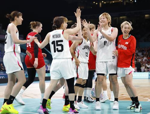 日本―ドイツ　第2クオーター終了間際、シュートを決め喜ぶ高田（右から2人目）ら＝リール（共同）