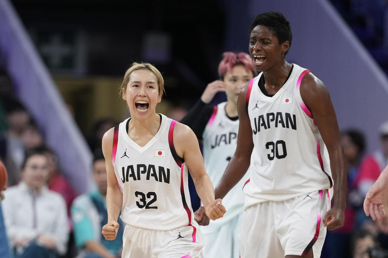 日本対ベルギー　得点を挙げほえる宮崎早織（左）と馬瓜エブリン（AP)