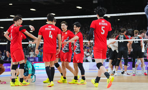 日本対ドイツ　フルセットの末、ドイツに敗れ円陣をつくり話し合う石川（左）ら日本の選手たち（撮影・垰建太）