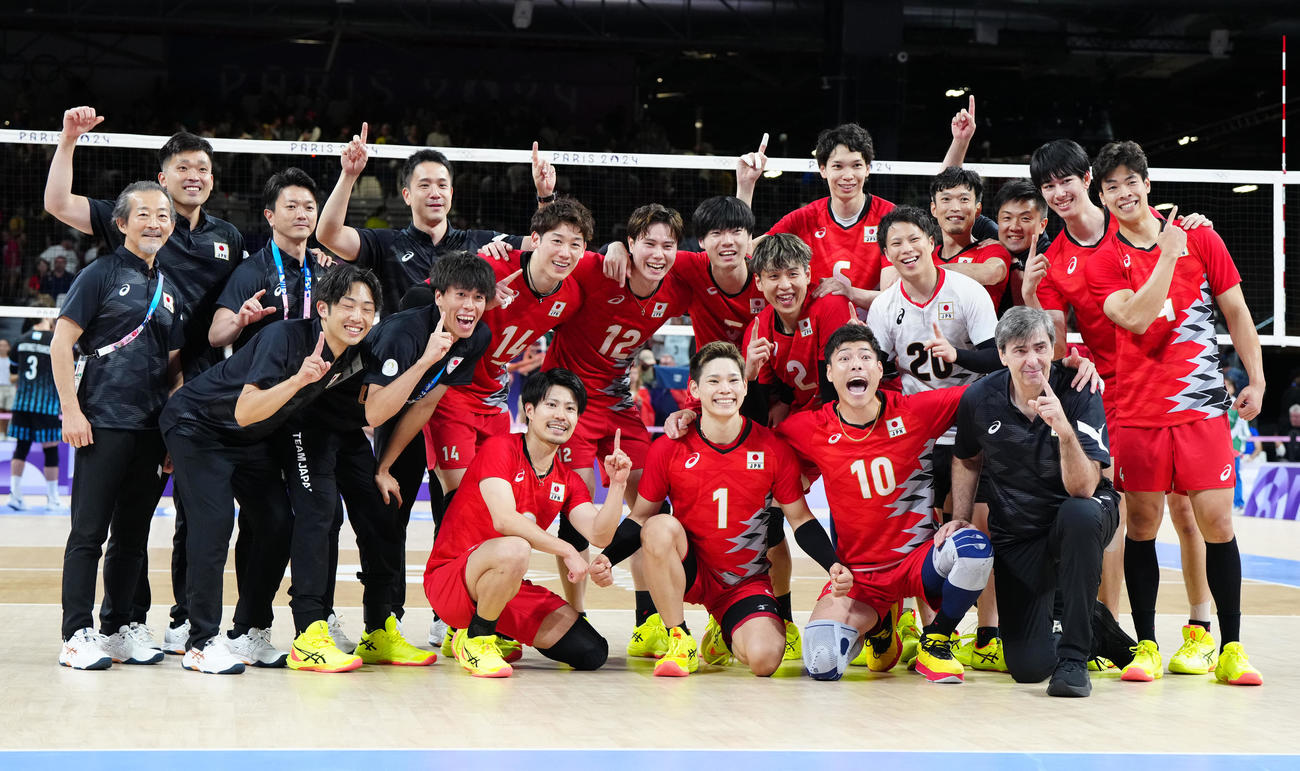 日本対アルゼンチン　アルゼンチンに勝利し写真に納まるバレーボール男子日本代表の選手たち（撮影・江口和貴）