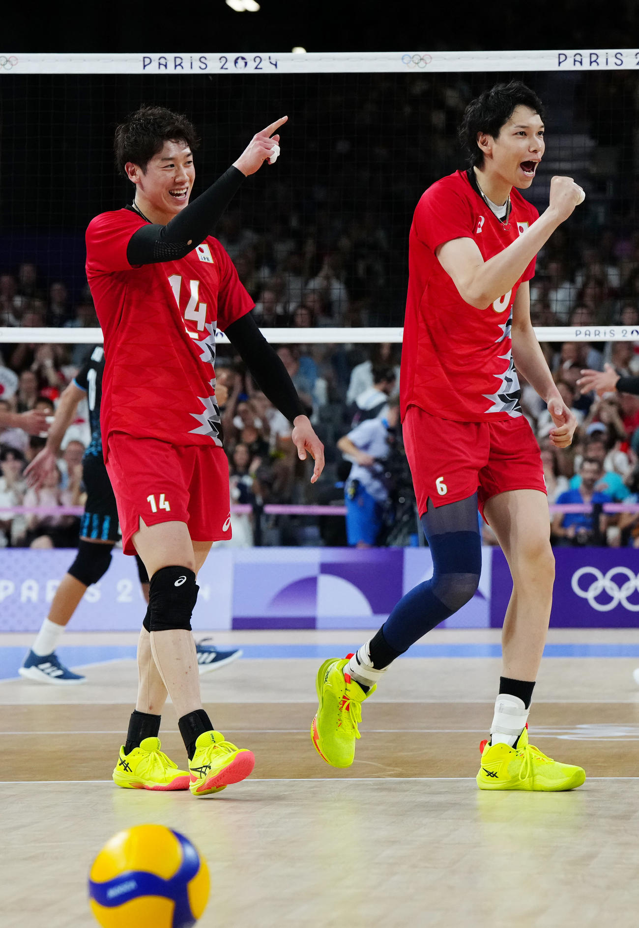 日本対アルゼンチン　第3セット、得点で喜ぶ山内（右）。左は石川（撮影・江口和貴）