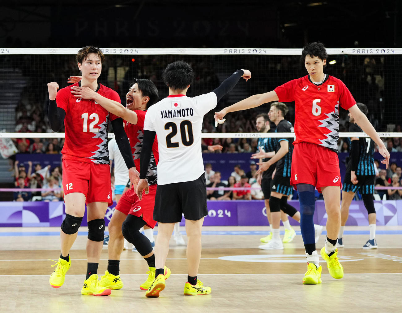 日本対アルゼンチン　第4セット、ブロックを決めガッツポーズの高橋藍（左端）（撮影・江口和貴）