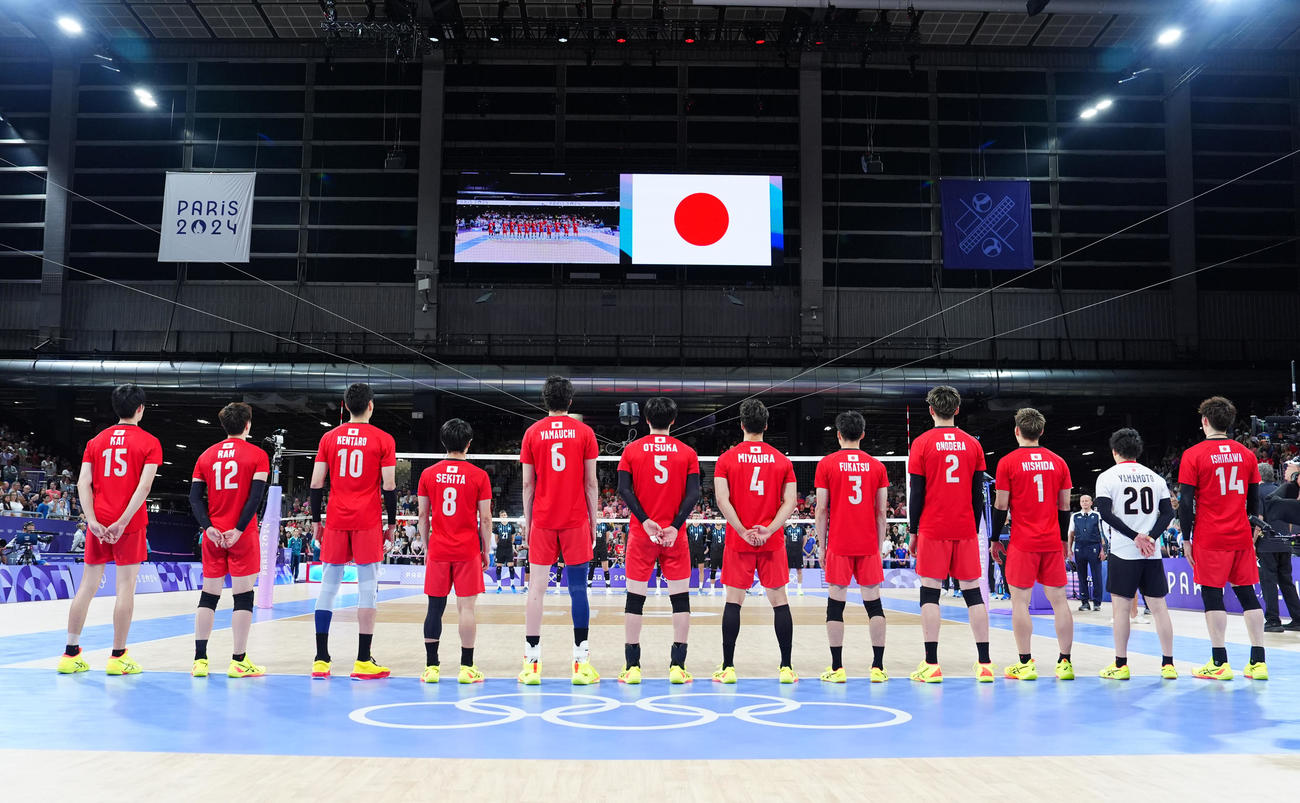 日本対アルゼンチン　試合前、整列するバレーボール男子日本代表の選手たち（撮影・江口和貴）