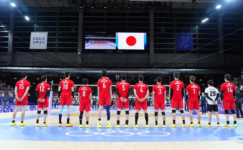 日本対アルゼンチン　試合前、整列するバレーボール男子日本代表の選手たち（撮影・江口和貴）