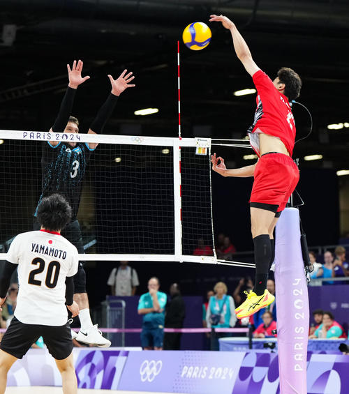 日本対アルゼンチン　第4セット、スパイクで試合を決めた宮浦（撮影・江口和貴）