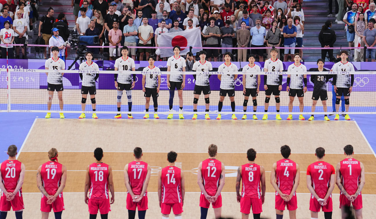 日本対米国　試合前、君が代斉唱する日本の選手たち（撮影・垰建太）