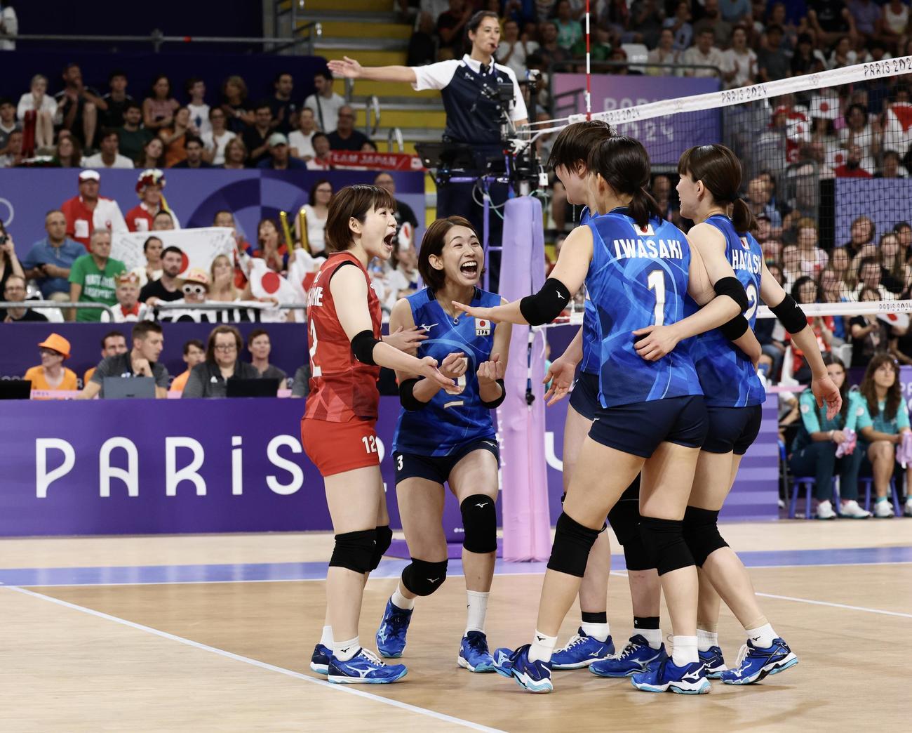 日本対ポーランド　第1セット、ポイントし集まる古賀（左から2人目）ら女子日本代表（撮影・河田真司）