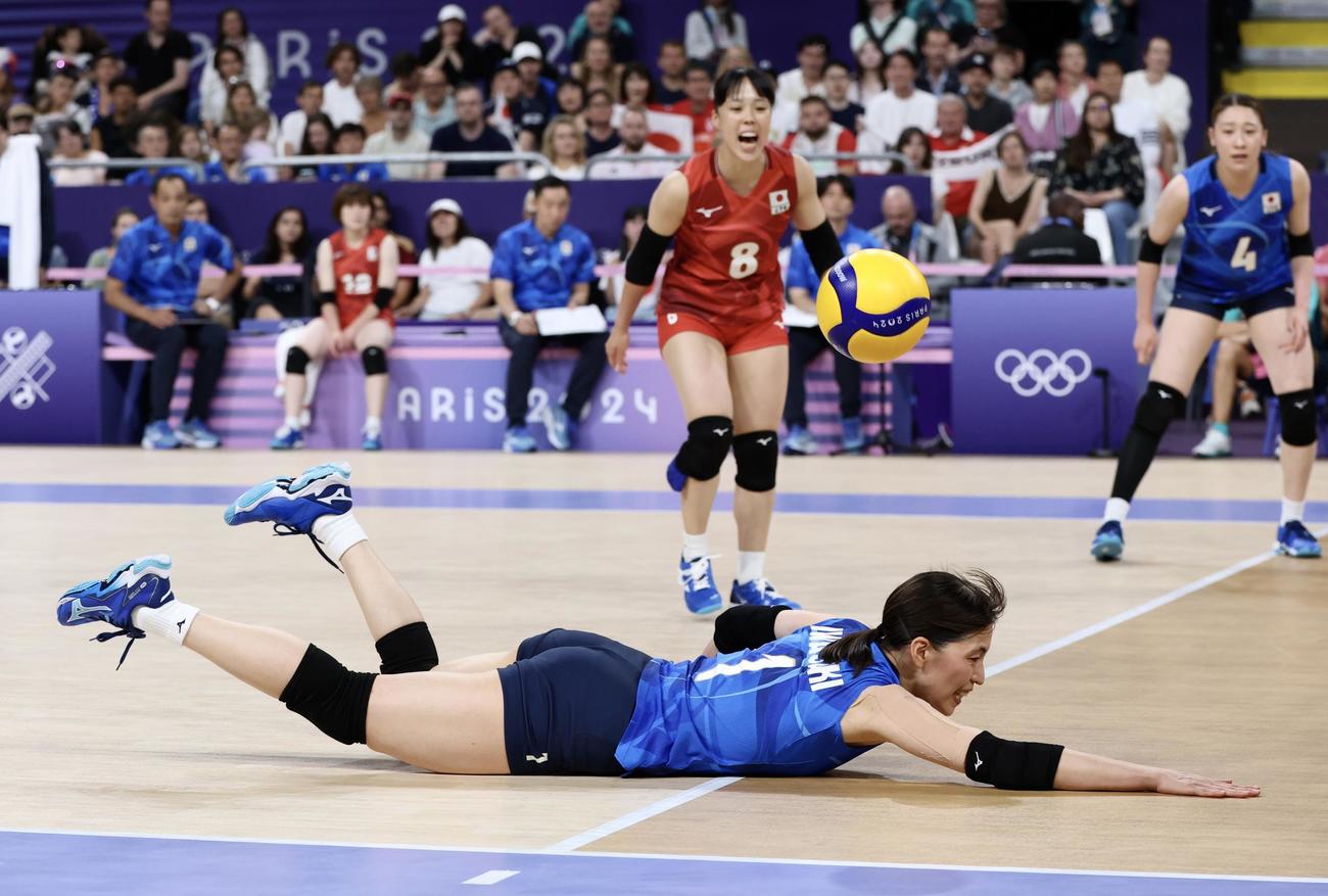 日本対ポーランド　第3セット、ボールに手を伸ばす岩崎（撮影・河田真司）