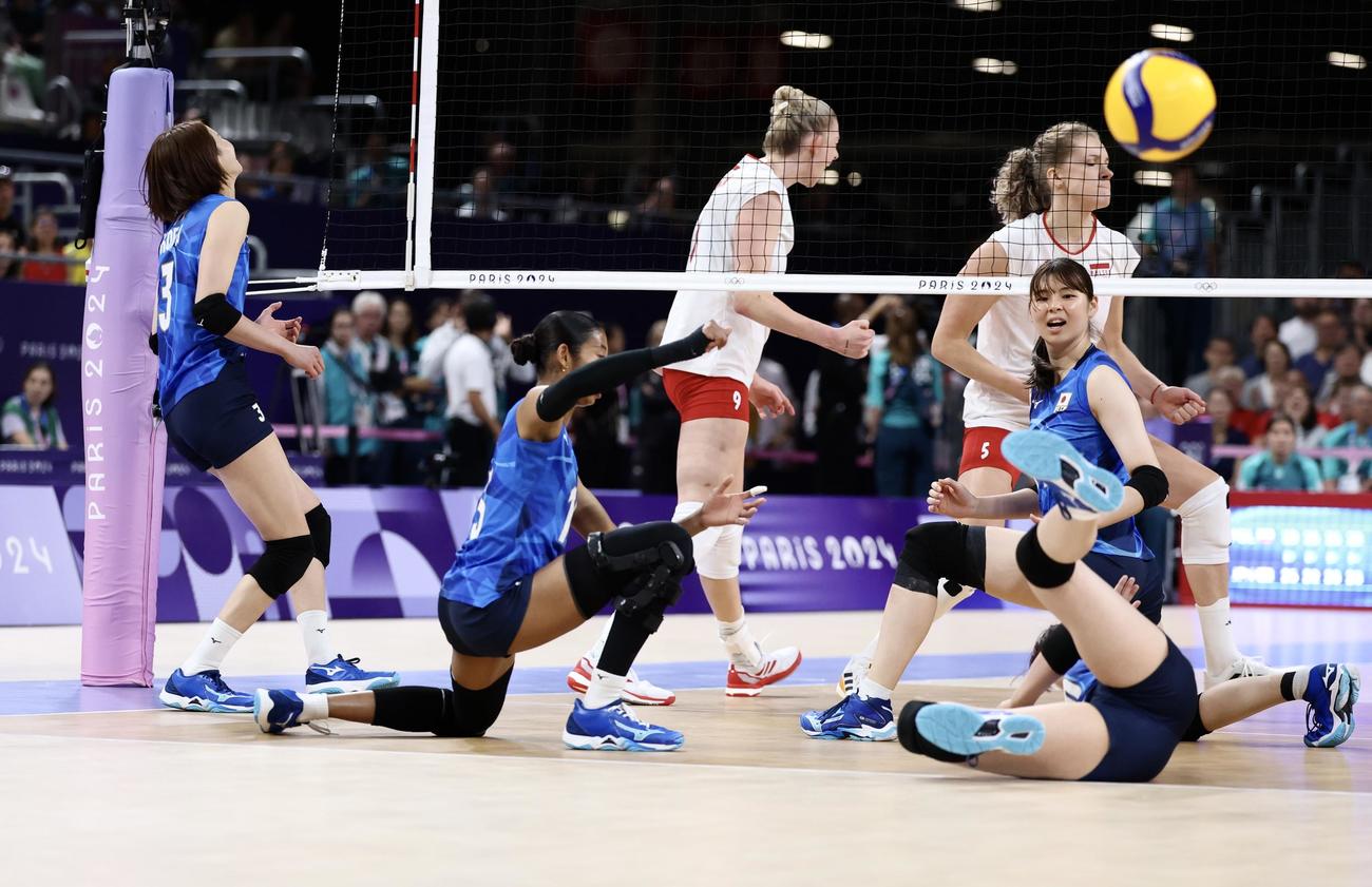 日本対ポーランド　第4セット、ポーランドにポイントを許す女子日本代表（撮影・河田真司）
