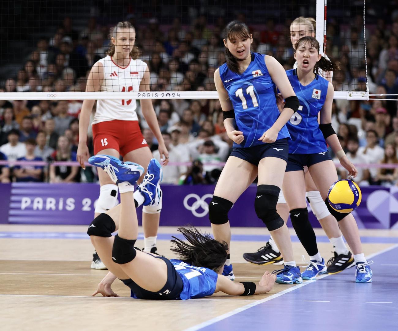日本対ポーランド　第4セット、ポーランドにポイントを許す女子日本代表（撮影・河田真司）