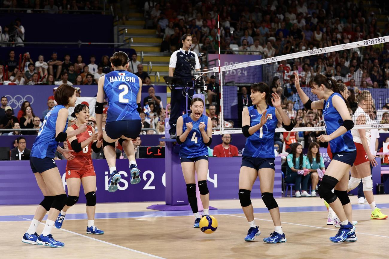 日本対ポーランド　第1セット、ポイントし喜ぶバレーボール女子日本代表（撮影・河田真司）